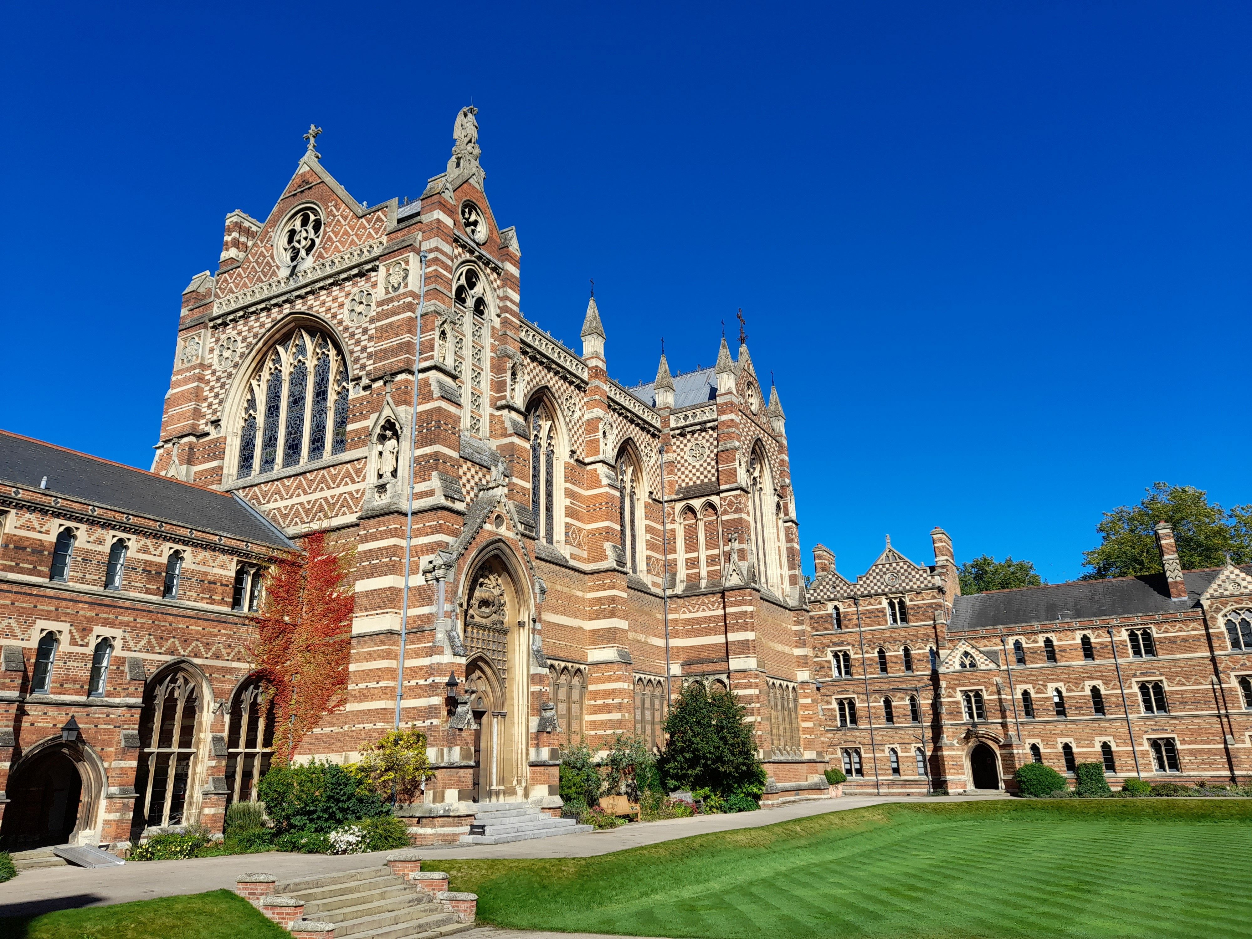 Keble College: Kampus Bata Merah yang Ikonik di Jantung Oxford